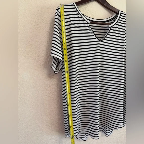 Black & White Striped V-Neck Tee – Size 2XL - Picture 6 of 9